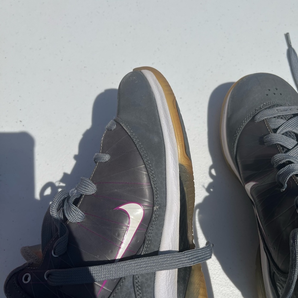 Lebron 7 and they are a mens size 7